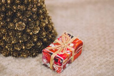 Choosing the Perfect Christmas Tree Skirt & Glass Ornaments